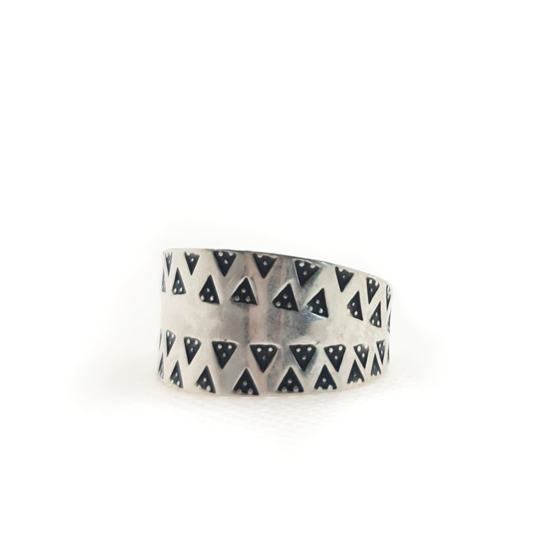 Justerbar ring med stempel