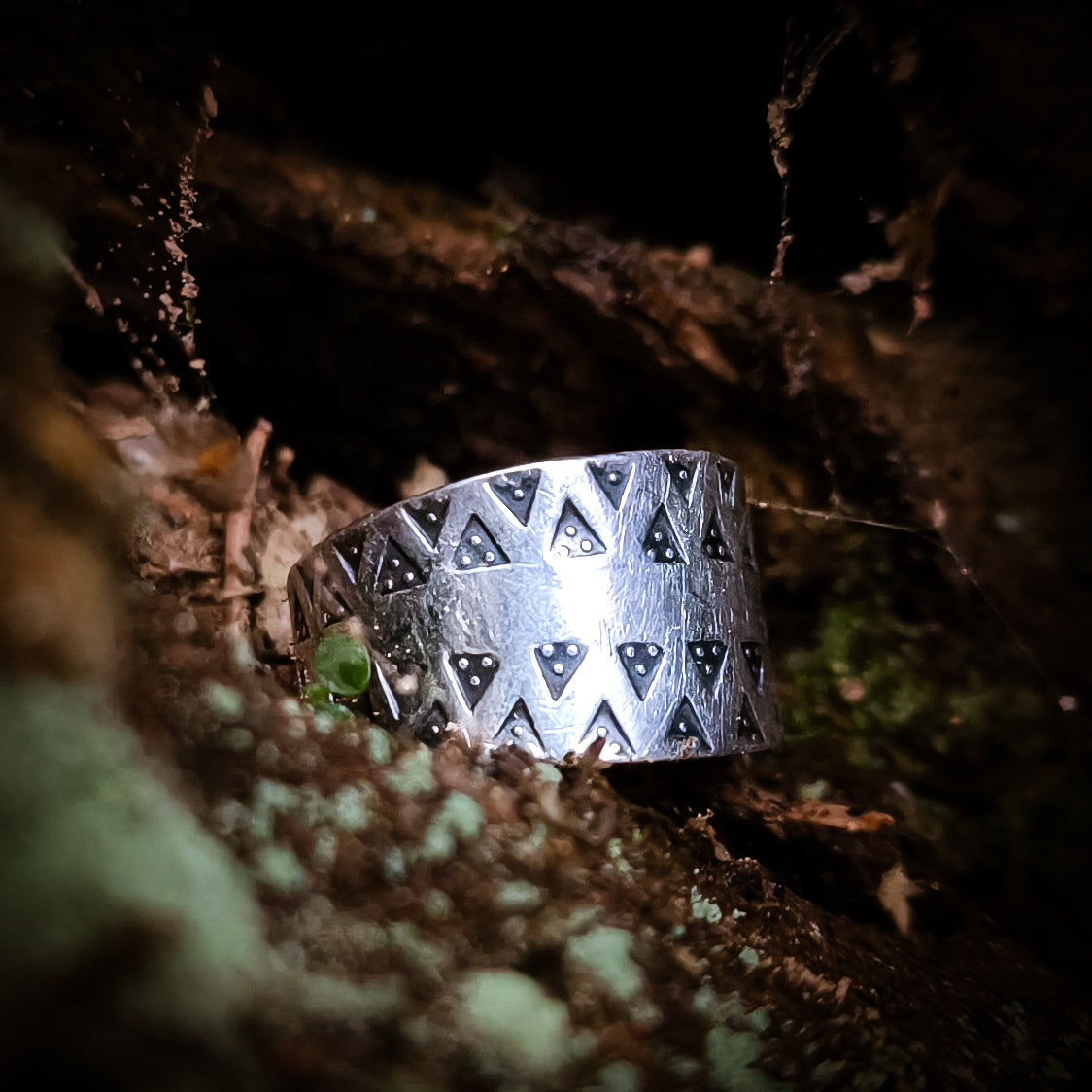 Justerbar ring med stempel