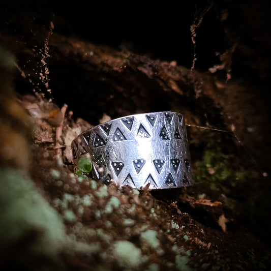 Justerbar ring med stempel